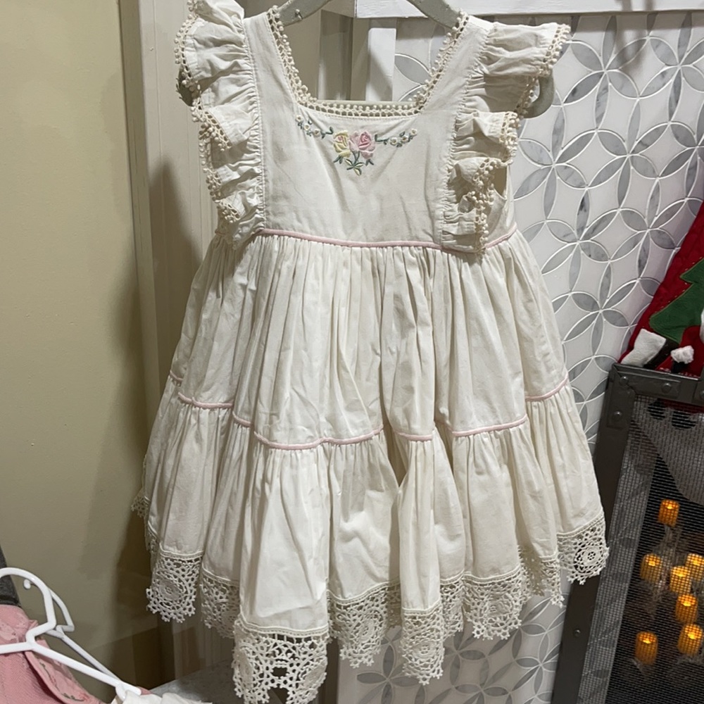 Off White dollcake dress with pink details